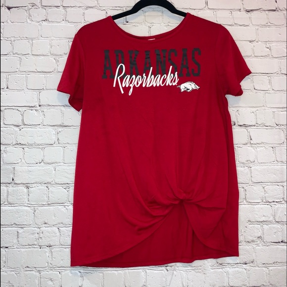 🎓 Sideline Apparel Red Arkansas Twisted Front Shirt - Picture 1 of 4